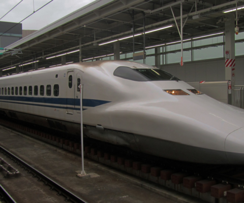 Une solution de masquage sonore testée dans les « wagons-bureaux » du Shinkansen, le TGV japonais